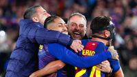 Pelatih dan pemain Barcelona merayakan kemenangan krusial setelah mengalahkan Atletico Madrid 3-1 dalam lanjutan pekan ke-15 La Liga 2025/2026 di Camp Nou, Rabu dini hari WIB, 3 November 2025. (AP Photo/Joan Monfort)