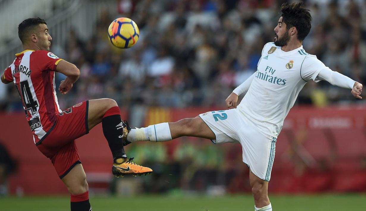 Pemain Girona, Borja Garcia (kiri) berebut bola dengan pemain Real Madrid, Isco pada lanjutan La Liga Santander di Municipal de Montilivi stadium, Girona , (29/10/2017). Madrid kalah 1-2. (AFP/Josep Lago)