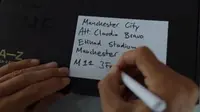 Zlatan Ibrahimovich punya kado spesial untuk kiper Manchester City Claudio Bravo. (Instagram)