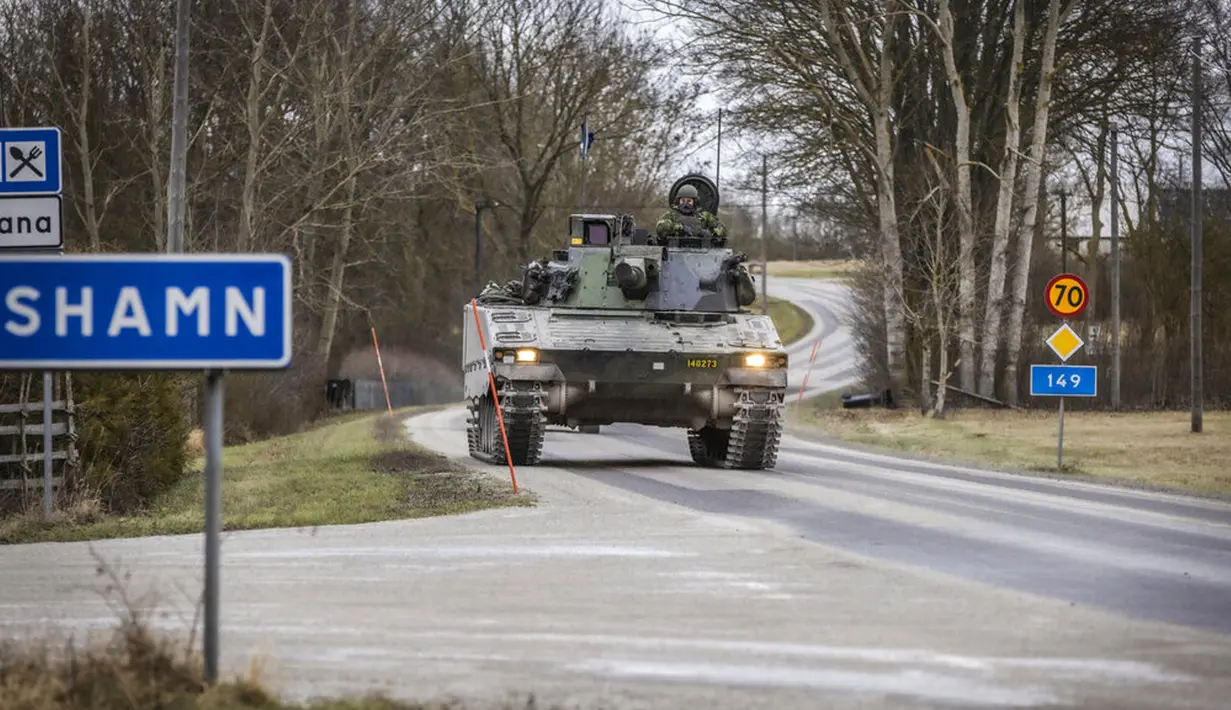 Anggota Resimen Gotland berpatroli menggunakan tank di Visby, utara Gotland, Swedia, 16 Januari 2022. Seorang kepala militer Swedia mengatakan bahwa mereka melihat peningkatan aktivitas Rusia di Laut Baltik yang membuat mereka meningkatkan kesiapannya. (Karl Melander/TT News Agency via AP)