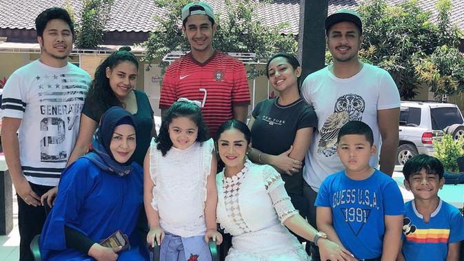 Tak hanya dekat dengan anak-anaknya saja, Krisdayanti juga menjalin hubungan baik dengan mantan istri Raul Lemos, Shechah Sagran. (Liputan6.com/IG/@krisdayantilemos)