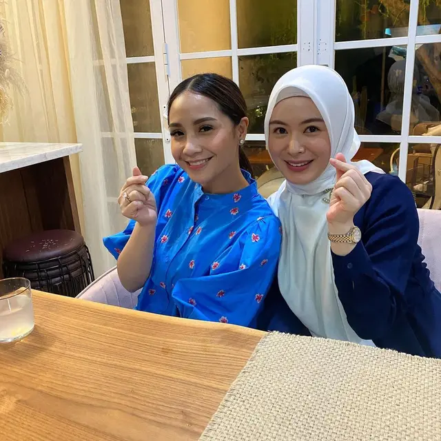 7 Potret Nagita Slavina Bareng Ayana Moon, Diajari Cara Pakai Hijab