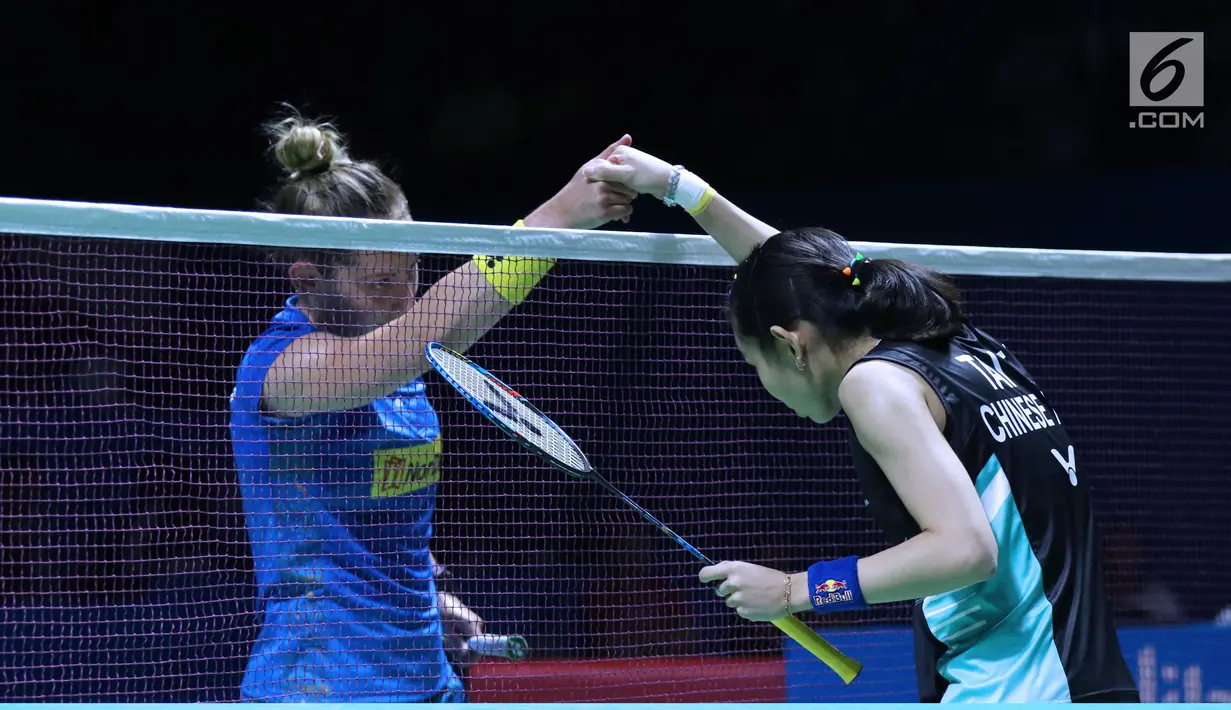 Tunggal putra China Taipei, Tai Tzu Ying menyalami pebulu tangkis Skotlandia, Kirsty Gilmour usai laga 8 besar Indonesia Open 2018 di Istora GBK, Jakarta, Jumat (6/7). Tai Tzu Ying menang 21-16, 21-11. (Liputan6.com/Helmi Fithriansyah)