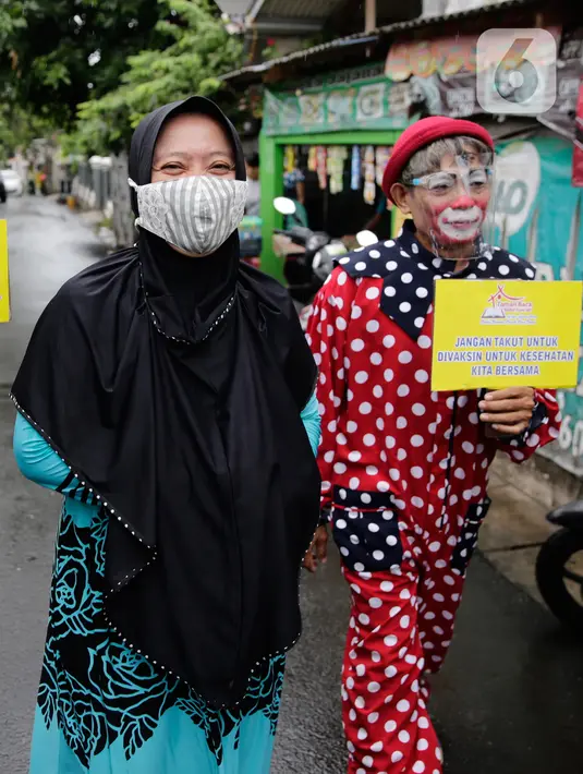 Seorang badut menjemput dan mengantar warga untuk mengikuti vaksinasi COVID-19 di Pinang, Tangerang, Banten, Selasa (14/9/2021). Aksi yang dilakukan Taman Baca Badut Syariah itu dilakukan untuk mengajak warga mengikuti vaksinasi COVID-19 guna meningkatkan herd imunity. (Liputan6.com/Angga Yuniar)
