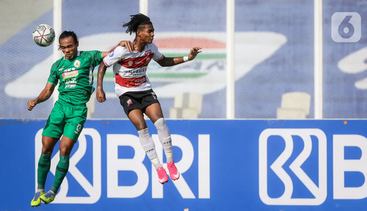 Penyerang Madura United, Ronaldo Kwateh (kanan) berduel udara dengan bek PSS Sleman, Samsul Arifin saat laga pekan keempat BRI Liga 1 2021/2022 di Stadion Madya, Jakarta, Sabtu (25/09/2021). Madura United memetik hasil positif perdana dengan membungkam PSS Sleman 1-0. (Bola.com/Bagaskara Lazuardi)