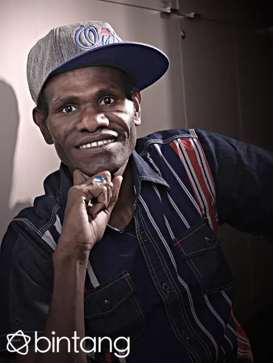 Nama Celo ‘Epen Cupen’ mulai dikenal berawal dari kegemarannya memberikan hiburan mob di desa yang ternyata dilirik oleh sutradara Irham Acho. Irham kemudian menggunggah video mob Celo di jejaring sosial miliknya. (Andy Masela/Bintang.com)