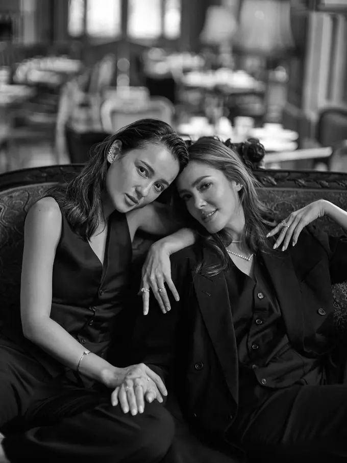 7 Gaya Pemotretan Cathy Sharon dan Julie Estelle Berkonsep Hitam Putih, Memesona