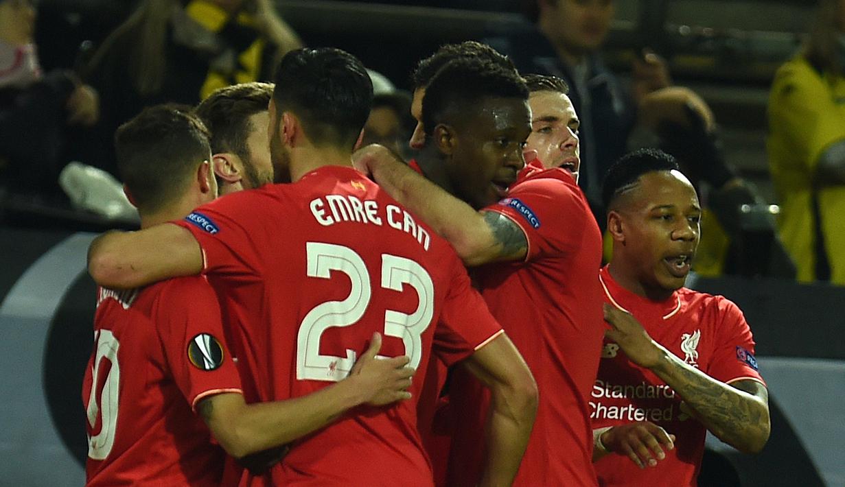 Pemain Liverpool menyambut gol yang dicetak Divock Origi ke gawang Borussia Dortmund pada laga leg pertama perempat final Liga Europa, di Stadion Signal Iduna Park, Dortmund, Jumat (8/4/2016) dini hari WIB. (AFP/Patrik Stollarz)