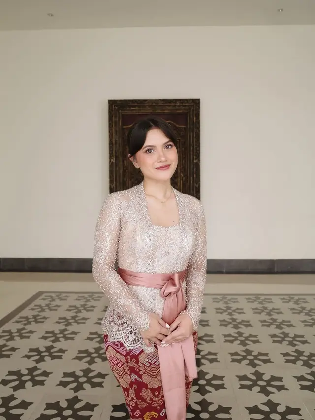 Marsha Aruan tampil menawan dengan kebaya brokat kutu baru, memancarkan keindahan khas Indonesia.