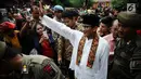 Wakil Gubernur DKI, Sandiaga Uno menyapa warga saat mengunjungi Vihara Dharma Bakti di kawasan Glodok, Jakarta Barat. Jumat (16/2). Dengan mengenakan pakaian betawi, Sandi datang merayakan Imlek bersama masyarakat Tionghoa. (Liputan6.com/Gempur M Surya)