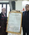 Sebelum pulang ke Turki, Emine Erdogan sempat berkunjung ke Institut Yunus Emre atau Pusat Kebudayaan Turki yang dan berlokasi di Bintaro, Jakarta Selatan, pada Rabu, 12 Februari 2025. Tampilannya pun mencuri perhatian dengan mengenakan batik. [@emineerdogan]