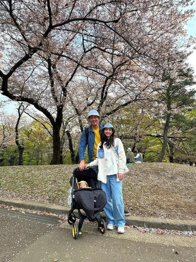 7 Potret Liburan Nadia Saphira di Jepang, Sang Anak Bikin Salah Fokus