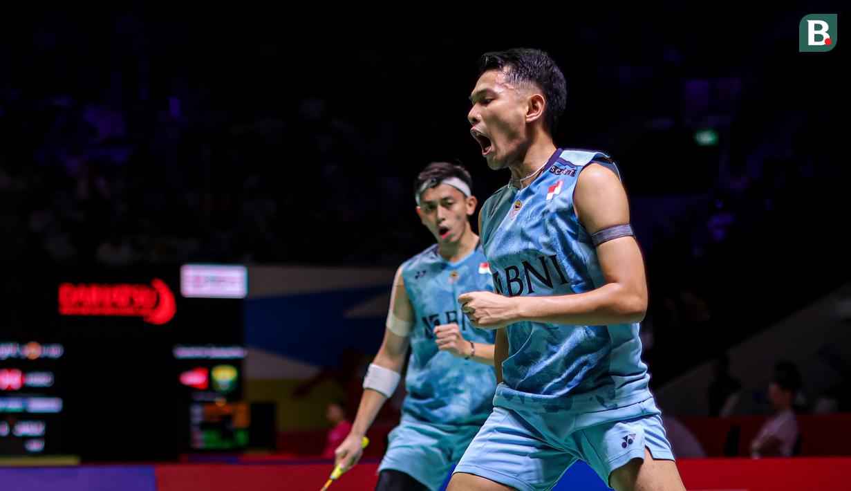 Dua ganda putra Indonesia, Fajar Alfian/Muhammad Rian Ardianto dan Leo Rolly Carnando/Daniel Marthin sukses melangkah ke babak 16 besar Daihatsu Indonesia Masters 2024 setelah mengalahkan lawan-lawannya pada hari pertama yang mempertandingkan babak kualifikasi dan babak 32 besar di Istora Senayan, Jakarta, Selasa (23/1/2024). Baik Fajri maupun The Babies sama-sama mengantongi kemenangan dua game langsung. Fajar/Rian sukses mengalahkan pasangan Chinese Taipei, Lee Jhe-Huei/Yang Po-Hsuan, 21-16, 21-14, sementara Leo/Daniel menang atas wakil Jerman, Mark Lamsfuss/Marvin Seidel, 21-16, 21-17. Satu lagi ganda putra Indonesia, Muhammad Shohibul Fikri/Bagas Maulana masih belum bertanding menghadapi pasangan China, Chen Bo Yang/Liu Yi. (Bola.com/Bagaskara Lazuardi)