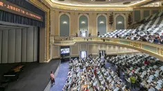 Orang-orang menunggu pertunjukan dimulai di lobi utama Gedung Konser Shanghai (Shanghai Concert Hall) di Shanghai, China timur (6/9/2020). Gedung konser tersebut dibuka kembali untuk umum pada Minggu (6/9) setelah dipugar selama satu setengah tahun. (Xinhua/Wang Xiang)