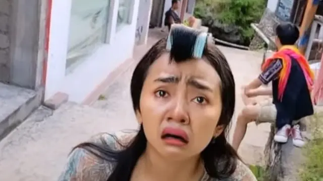 Cara menggunakan filter muka sedih atau nangis di Instagram, Twitter, dan TikTok. Dok: Instagram/@putubahagiana