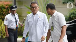 Menteri ESDM Arifin Tasrif (tengah) saat tiba di Gedung KPK, Jakarta, Kamis (5/3/2020). Arifin Tasrif akan menggelar rapat koordinasi dengan Pimpinan KPK membahas pengelolaan sampah menjadi tenaga listrik untuk menghindari praktik tindak pidana korupsi. (merdeka.com/Dwi Narwoko)