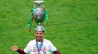 Cristiano Ronaldo kawinkan gelar Juara Piala Eropa 2016 dan Liga Champions 2016 setelah Portugal mengalahkan Prancis 1-0 pada laga final Piala Eropa 2016 di Stade de France, Saint-Denis, Senin (11/7/2016) dini hari WIB. (Reuters/Charles Platiau)