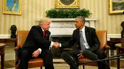 Presiden AS Barack Obama bersalaman dengan Presiden terpilih Donald Trump di Gedung Putih, Washington, AS, Kamis (10/11). Meski saat kampanye Obama berseberangan dengan Trump, kini ia meminta rakyat AS untuk mendukung Trump (REUTERS / Kevin Lamarque)