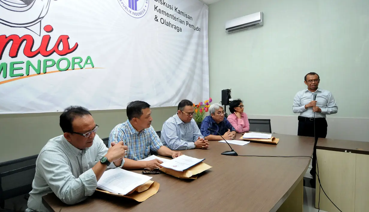 Deputi V Kemenpora, Gatot S Dewabroto (kanan) bersama tim sembilan Kemenpora melakukan jumpa pers berakhirnya masa tugas tim sembilan di Jakarta, Rabu (6/5/2015). Tugas tim sembilan berakhir pada 30 April lalu. (Liputan6.com/Helmi Fithriansyah)
