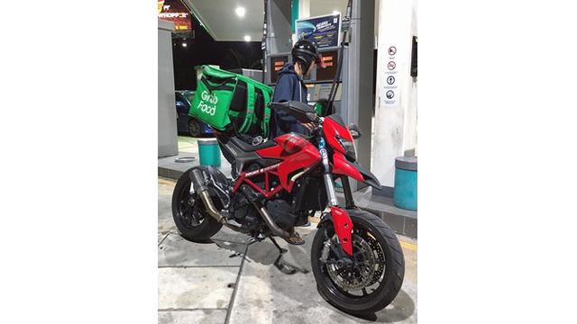 Driver Ojol Ini Gunakan Motor Ratusan Juta untuk Antar Pesanan, Netizen: Sultan Gabut