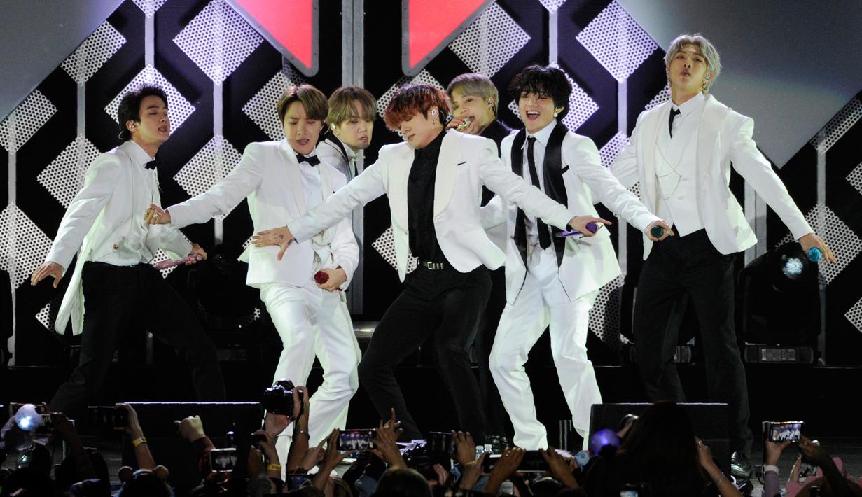 Penampilan BTS saat membuka konser Jingle Ball 2019 KIIS-FM di The Forum, Inglewood, California, Amerika Serikat, Jumat (6/12/2019). Jingle Ball 2019 dimeriahkan sejumlah penyanyi papan atas dunia. (AP Photo/Chris Pizzello)