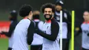 Pemain Liverpool Mohamed Salah (kanan) bercanda dengan Curtis Jones (kiri) saat sesi latihan tim di Pusat Pelatihan AXA, Liverpool, Inggris, 20 Februari 2023. Liverpool akan menghadapi pertandingan sepak bola leg pertama babak 16 besar Liga Champions UEFA melawan Real Madrid. (Lindsey Parnaby/AFP)
