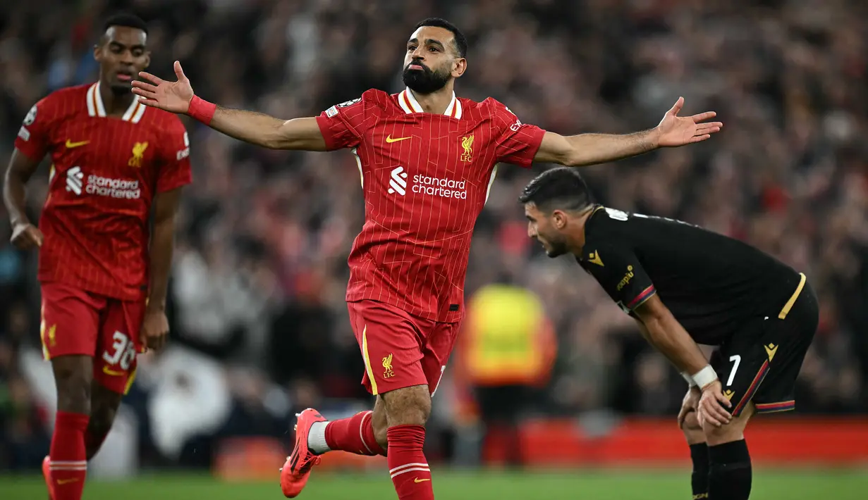 Mohamed Salah pada menit ke-75 berhasil menambah keunggulan Liverpool. Kemenangan atas atas Bologna mengantar Liverpool bertengger di lima besar klasemen Liga Champions 2024/2025. (Paul ELLIS/AFP)