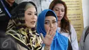 Artis Elma Theana menjawab pertanyaan usai menjalani pemeriksaan ‎penyidik Resmob Polda Metro Jaya, Jakarta, Kamis (8/9). Dalam sebuah tayangan di televisi, Elma Theana mengaku sempat ditodongkan pistol oleh Gatot Brajamusti (Liputan6.com/Herman Zakharia)