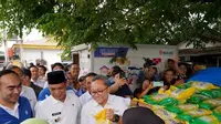 Menteri Perdagangan RI Zulkifli Hasan (Zulhas) membagikan beras gratis ke ibu-ibu di Pekanbaru, Riau, Kamis (15/9/2023). Sebanyak 350 pax karung beras seberat 5 kg dibagikan Zulhas saat melakukan kunjungan di Pasar Palapa di Pekanbaru.