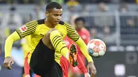 Manuel Akanji merupakan bek tengah andalan Borussia Dortmund. Pemain asal Swiss itu tampil reguler di jantung pertahanan Die Borussen sepanjang musim 2021/2022. Dia tercatat sudah bermain sebanyak 30 kali di berbagai ajang. (AFP/Ina Fassbender)