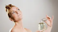 Memakai parfum, akan membuat tubuh kamu wangi. (sumber foto: pinterest.com)