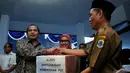 Menteri Marwan Jafar memberikan bantuan kepada warga Kabupaten Lebak, Banten, Rabu (5/11/2014) (Liputan6.com/Johan Tallo)