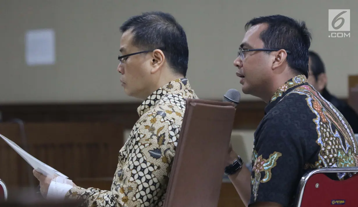 Terdakwa dugaan suap fungsi pengawasan DPRD Kalimantan Tengah terhadap pencemaran lingkungan Willy Agung (kiri) dan Teguh Dudy Syamsuri menjawab pertanyaan pada sidang lanjutan di Pengadilan Tipikor, Jakarta, Rabu (13/2). (Liputan6.com/Helmi Fithriansyah)