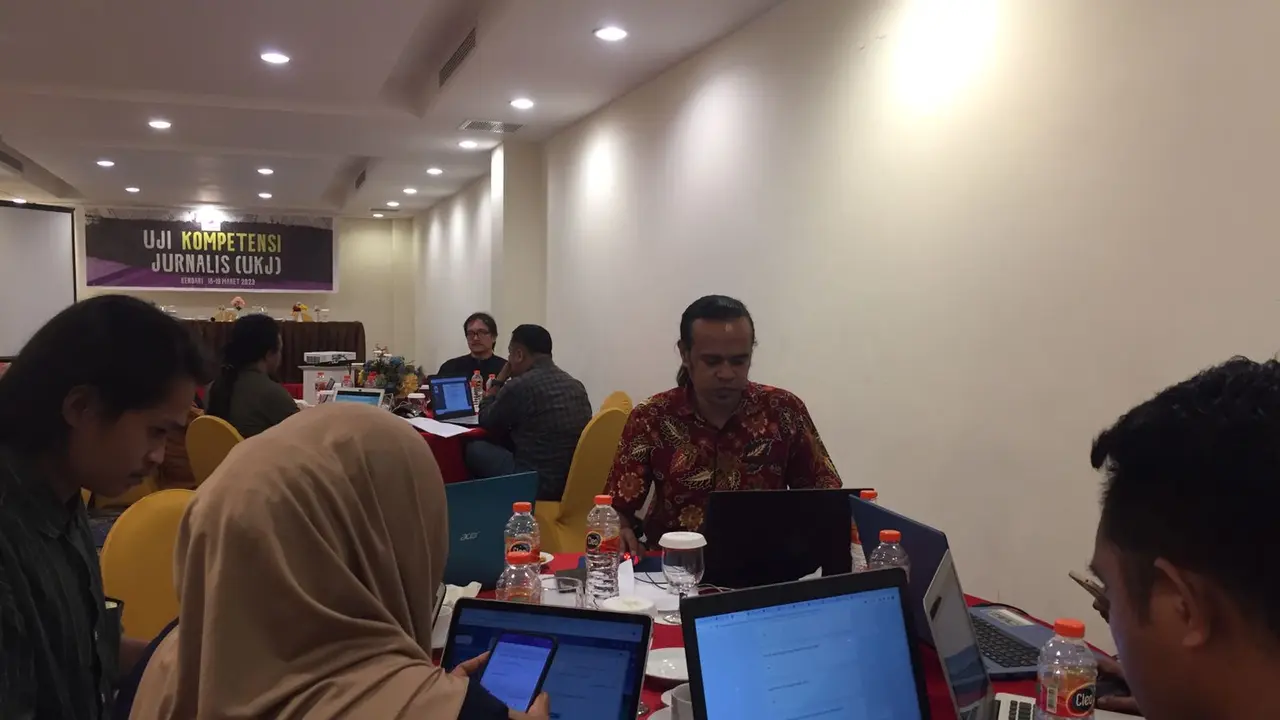 Kedubes Australia dan AJI Indonesia, menggelar uji kompetensi di Kota Kendari, sebanyak 18 jurnasli ikut serta.(Liputan6.com/Ahmad Akbar Fua)