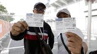Suporter menunjukan tiket di depan Stadion Rizal Memorial, Manila, Selasa (26/11/2019). (Bola.com/M. Iqbal Ichsan)