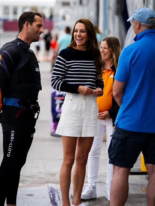 Di potret ini, Kate Middleton menunjukkan pesona ibu-ibu modis bergaya sporty
 [instagram/princeandprincessofwales]