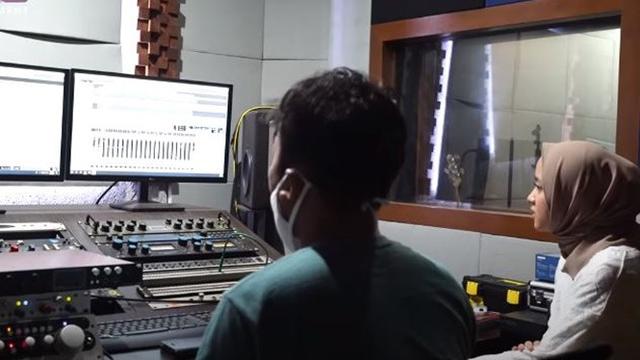 Keluar Rumah, Ini 6 Potret Nagita Slavina Rekaman Bareng Nissa Sabyan