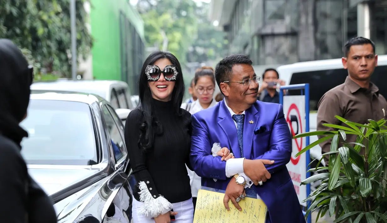 Berbeda dengan yang pertama beberapa waktu lalu, pada panggilan kedua kali ini Syahrini datang didampingi oleh pengacara Hotman Paris Hutapea dan adik kandungnya, Aisyahrini. (Adrian Putra/Bintang.com)