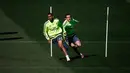 Gareth Bale (kanan) dan Danilo berlari saat sesi latihan jelang "El Clasico" melawan Barcelona di Valdebebas, Madrid, Spanyol  (1/4). Madrid akan menantang Barcelona di Camp Nou pada Minggu (3/4/2016) dinihari WIB.  (REUTERS/Sergio Perez)