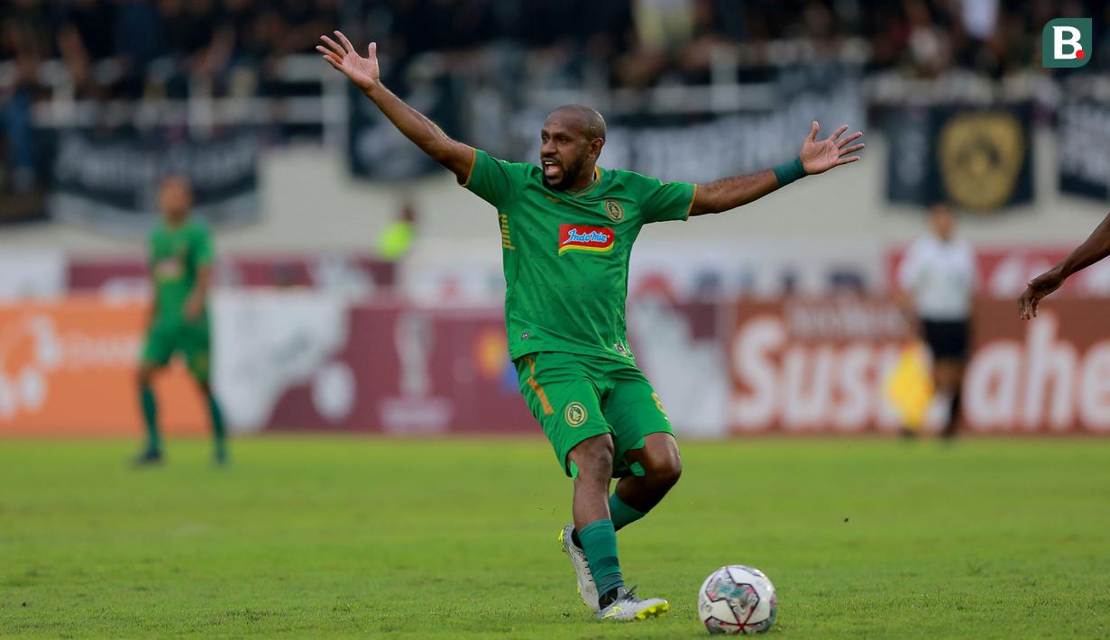 PSS Sleman yang mengandalkan Boaz Solossa di posisi ujung tombak sempat mendapatkan beberapa kesempatan. Namun, upaya Boaz masih jauh dari sasaran. (Bola.com/Arief Bagus)