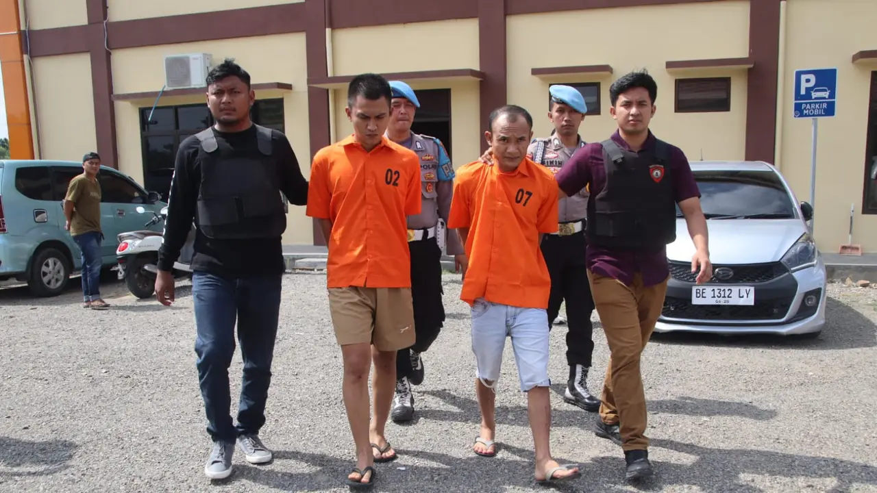 Tampang kedua pelaku penjambretan yang menewaskan seorang pelajar SMP di Pringsewu. Foto : (Istimewa)
