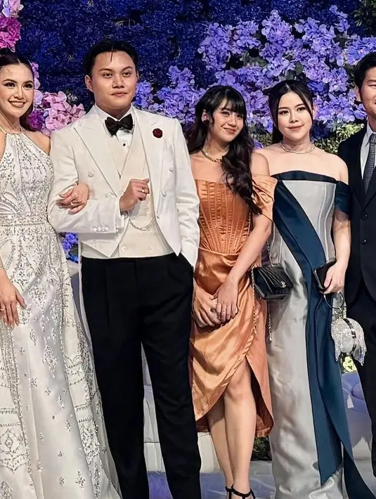 Ghea indrawari mengenakan dress korset off shoulder warna coklat shimmer. Sambil membawa sling bag hitam. [@gheaindrawari]