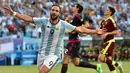 Striker Argentina, Gonzalo Higuain, mencetak dua gol ke gawang Venezuela dalam laga perempat final Copa America Centenario 2016 di Stadion Gillette, Massachusetts, AS, (19/6/2016). (AFP/Nelson Almeida)
