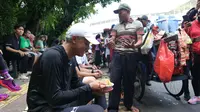 Capres nomor urut 3 Ganjar Pranowo makan mie ayam di pinggir jalan kawasan CFD, Jalan Jenderal Sudirman, Jakarta Pusat, Minggu (4/2/2024). Momen ini dilakukan jelang debat terakhir yang berlangsung Minggu malam. (Foto: Istimewa)