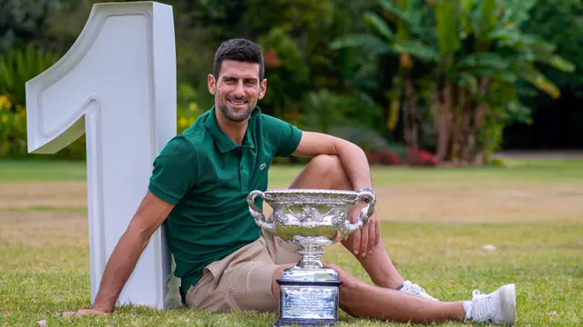 Senyum Novak Djokovic Saat Pamer Trofi Juara Australian Open 2023, Rekornya Kini Samai Rafael Nadal