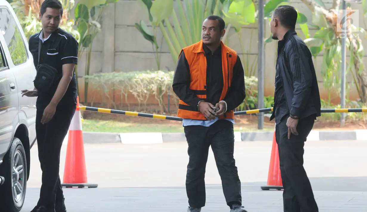 Pengusaha Abu Bakar memakai rompi tahanan tiba di Gedung KPK, Jakarta, Senin (5/8/2019). Abu Bakar diperiksa sebagai tersangka terkait suap izin prinsip dan lokasi pemanfaatan laut, proyek reklamasi di wilayah pesisir dan pulau pulau kecil Kepri 2018-2019. (merdeka.com/Dwi Narwoko)