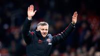 Selebrasi manajer sementara Manchester United (MU) Ole Gunnar Solskjaer saat timnya menekuk Huddersfield dalam Premier League di Old Trafford, Manchester, Rabu (26/12). MU meneruskan catatan impresif di bawah asuhan Solskjaer. (Martin Rickett/PA via AP)