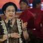 Ketua Umum PDIP Megawati Soekarnoputri memberikan sambutan pada pagelaran wayang kulit dalam rangka HUT PDIP ke-45 di Tugu Proklamasi, Jakarta, Sabtu Malam (27/1). Pagelaran wayang menampilkan lakon 'Bima Jumeneng Guru Bangsa'. (Liputan6.com/Johan Tallo)