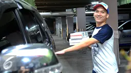 Egi John hanya tersenyum saat puluhan wartawan meminta keterangan tentang kedekatan dirinya dengan Marshanda, Jakarta, Rabu (29/7/2015).(Liputan6.com/Faisal R Syam)