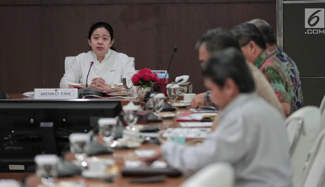 Menko PMK, Puan Maharani berdiskusi saat memimpin Rapat Tingkat Menteri (RTM) di Kantor Kemenko PMK, Jakarta, Rabu (1/11). Rapat membahas implementasi Perpres 95/2017 tentang Peningkatan Prestasi Olah Raga Nasional. (Liputan6.com/Faizal Fanani)